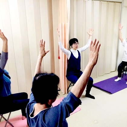 体が硬くても大丈夫！椅子を使ったリハビリヨガ