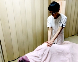 脚部・臀部をゆるめる施術